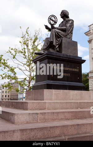 Statua di astromoner Copernicus di Varsavia Polonia davanti all Accademia delle Scienze Foto Stock