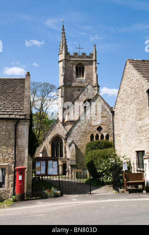 St Andrews chiesa nel pittoresco villaggio di Castle Combe, Cotswolds, Inghilterra presi in una bella giornata Foto Stock