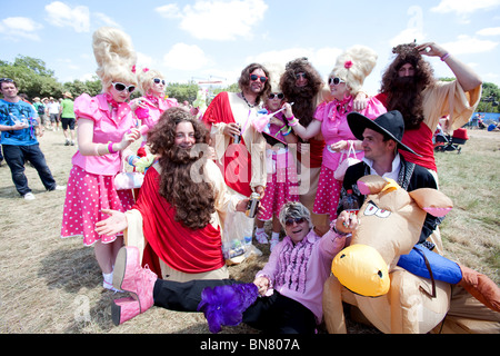 Fancy Dress al Glastonbury Festival 2010, l'azienda agricola degna, Somerset, Inghilterra, Regno Unito. Foto Stock