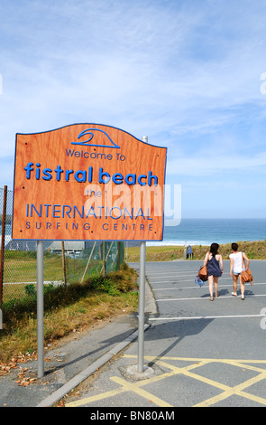 Il Cartello di Benvenuto a fistral beach in Newquay, Cornwall, Regno Unito Foto Stock