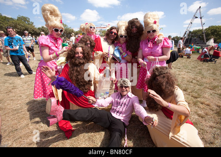 Fancy Dress al Glastonbury Festival 2010, l'azienda agricola degna, Somerset, Inghilterra, Regno Unito. Foto Stock