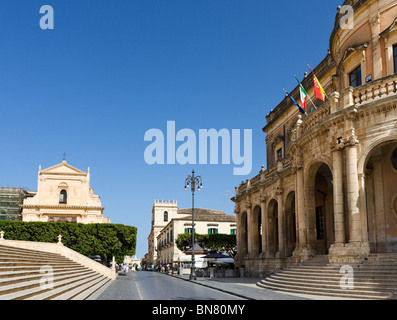 Visualizza in basso il Corso Vittorio Emanuele da Piazza del Municipio con il Palazzo Ducezio (Municipio) sulla destra, Noto, Sicilia Foto Stock