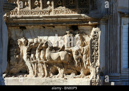 Dettaglio dell'Arco di Tito sulla via sacra nel Foro Romano Foto Stock