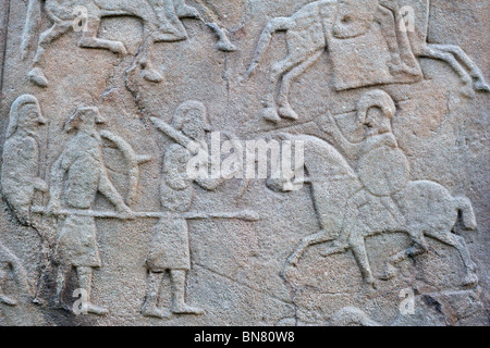 Dettaglio della scena di battaglia sulla parte posteriore del Aberlemno Kirkyard lastra trasversale, una pietra Pictish in Scozia Foto Stock