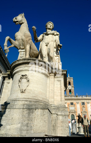 Una delle statue dei gemelli Castore e Polluce in Piazza del Campidoglio a Roma, Italia Foto Stock