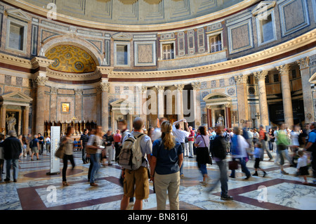 Il Pantheon nel centro storico quartiere di Roma, Italia Foto Stock