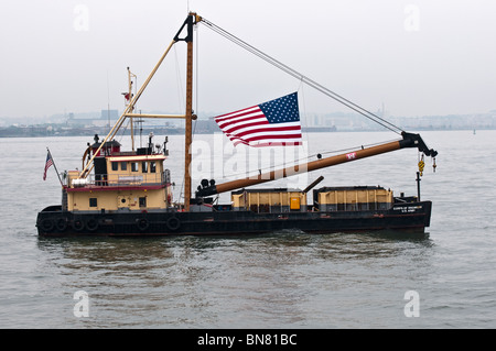 Stati Uniti Esercito di ingegneri lavorano barcone sul fiume Hudson nel porto di New York Foto Stock