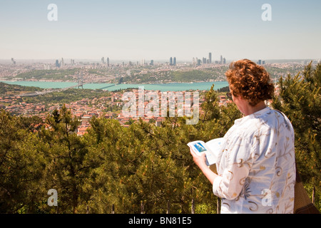 Vista panoramica sul Bosforo Ponte sul Bosforo stretto, da Camlica Hill, sul lato Asiatico di Istanbul, Istanbul, Turchia Foto Stock