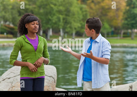 California multi etnico etnico razziale diversificato gruppo adolescenti African American teens parlando entusiasta conversazione signor ©Myrleen Pearson Foto Stock