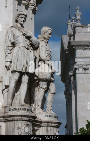 Le figure alla base della statua di Luis de Camoes in Praca Luis de Camoes square nella zona del Chiado di Lisbona, Portogallo Foto Stock