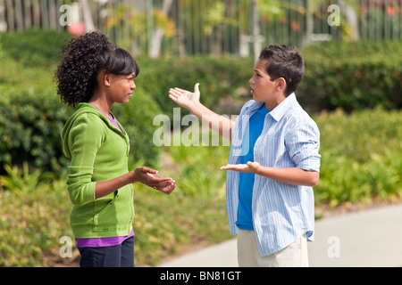 California multi etnico etnico razziale diversificato gruppo adolescenti African American teens parlando entusiasta conversazione signor ©Myrleen Pearson Foto Stock