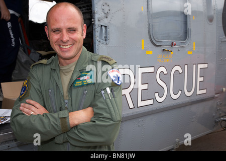 Petty officer Marcus Wiggy Wigfull paramedico e operazioni di ricerca e salvataggio operativi sulla Royal Navy Rescue Westland Sea King Foto Stock