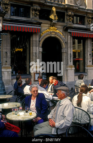 Il popolo belga uomo e turisti womancouple bevendo al Le Roy d'Espagne Cafe Ristorante Grand Place Bruxelles Belgio Foto Stock