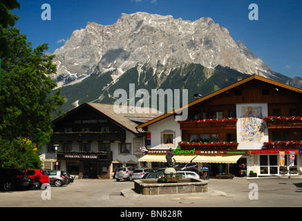 Nel centro della città di Lermoos, Wetterstein gamma di montagna con Mt. Zugspitze in retro, la Zugspitz Arena del Tirolo, Austria Foto Stock