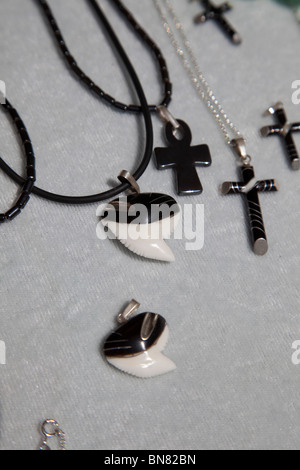 Gli squali dente montato in tori avvisatore acustico su collana. In vendita a Cuba. Foto Stock