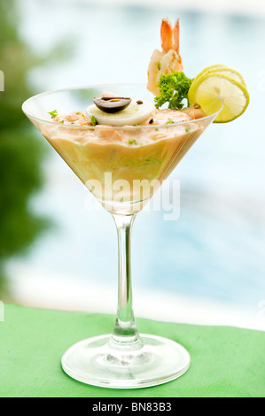 Freschi Cocktail di gamberetti - gamberi saltati in salsa cocktail & posto su una sana insalata verde guarnita con uovo sodo Foto Stock