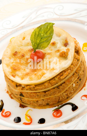 Dustin pollo lasagne - Pasta a strati riempito con pollo, smaltate con parmigiano e aglio pane Foto Stock