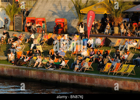 Capitale Beach Bar sulla riva del fiume Sprea a Hauptbahnhof, la stazione centrale, il Regierungsviertel, Berlino, Germania, Europa. Foto Stock