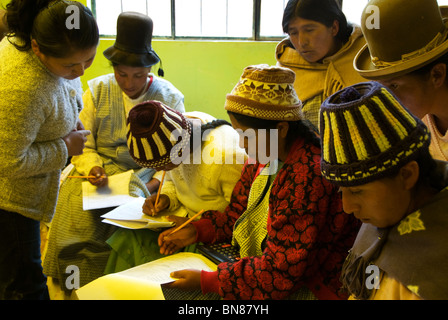 Bolivia 2010. Gruppo di indigeni Aymara donne che studiano matematica al fine di migliorare le loro piccole imprese Foto Stock