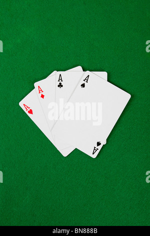 Quattro Assi verde sul tavolo del poker Foto Stock