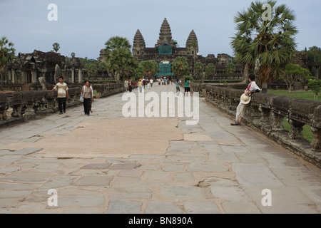 Visitatori cambogiano sulla causeway di Angkor Wat. Foto Stock