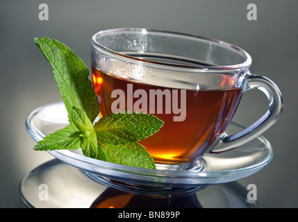 Tè bevanda calda con foglia di menta in vetro Foto Stock