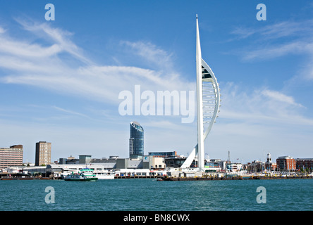 La Spinnaker Tower al Gunwharf Quays Portsmouth Porto Hampshire England Regno Unito Regno Unito Foto Stock