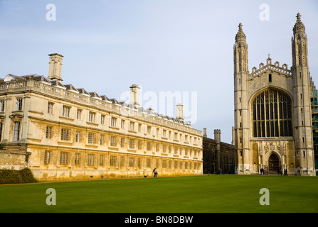 La facciata ovest della Cappella del King's College, con Clare College / Santa Chiara l'antica corte a sinistra. Università di Cambridge. Visto dal dorso. Foto Stock