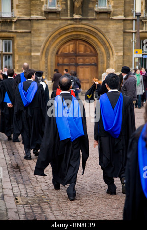 I laureati in abiti di graduazione / accappatoi a un laureato /cerimonia di laurea all'Università di Cambridge. Cambridge. Regno Unito. Foto Stock