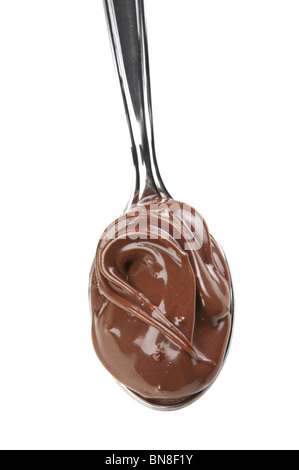 Dado con crema di cacao in cucchiaio di metallo su bianco Foto Stock