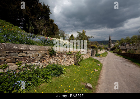 Nuvole temporalesche brewing sopra il villaggio di Edensor nel Parco Nazionale di Peak District Derbyshire East Midlands England Foto Stock