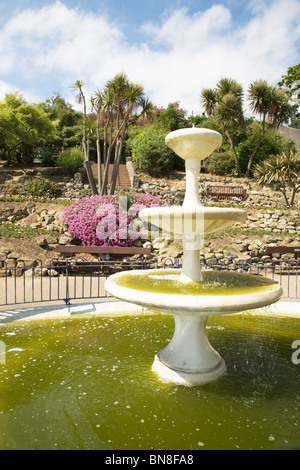 Una fontana di acqua nei giardini sul lungomare di Felixstowe, Suffolk, Inghilterra. Foto Stock