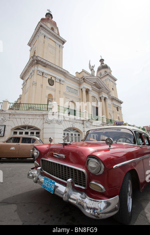 Vintage auto taxi auto d'epoca cathedralsantiago esterno de Cuba. Foto Stock