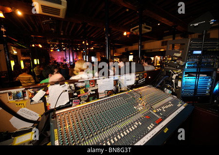 La miscelazione desk presso il vello live music venue in Bristol REGNO UNITO Foto Stock