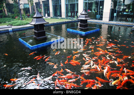 Myanmar Mandalay, laghetto nei giardini dell'Hotel Foto Stock