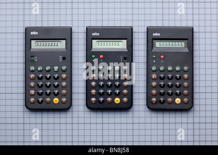 Tre calcolatori Braun, ET33, ET55 ed Et66, progettato da Dieter Rams e Dietrich Lubs, 1977 - 1987 . e di ispirazione per la progettazione di iPhone Foto Stock