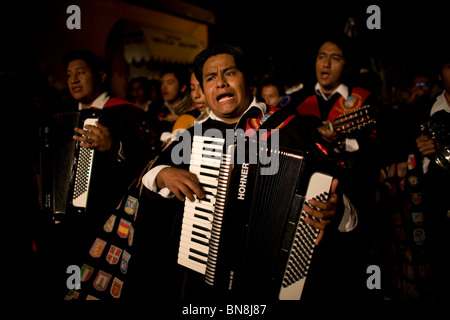 Università di musicisti, noto come tunos, giocare durante la settimana santa celebrazioni in Oaxaca, Messico, 12 aprile 2009. Foto Stock
