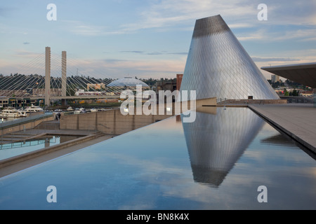 Tacoma, WA cono angolata del museo del vetro sulla Thea Foss per via navigabile, Tacoma's waterfront Foto Stock