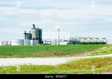 Un etanolo impianto di trasformazione nel Nebraska con un campo di grano in primo piano. Foto Stock