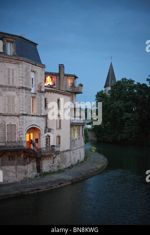 Un vecchio edificio di appartamenti nel centro della città dalla Mosa Verdun, Francia Foto Stock