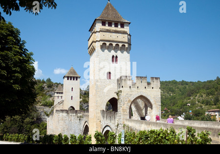 Pont Valentré in Cahors, una 14th-centiry ponte fortificato che attraversano il fiume Lot, è un richiamo per i turisti che amano camminare attraverso Foto Stock