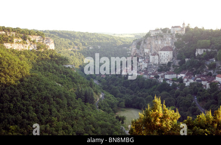 Rocamadour, una spettacolare cliffside luogo di pellegrinaggio, tra le più antiche in Francia, nell'gloaming del tramonto Foto Stock