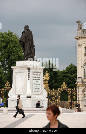 Una statua di Stanislao Leszczynski in Place Stanislas di Nancy, Francia Foto Stock