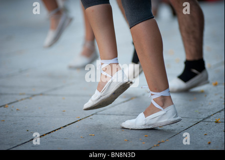 Vista dei piedi di un 'Sardana ' ballerino di danza tradizionale della Catalogna Foto Stock