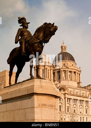 Statua equestre del re Edward VII con il porto di Liverpool edificio dietro sul molo di testa in Liverpool England Regno Unito Foto Stock