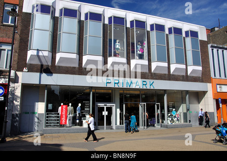 Ingresso al negozio di abbigliamento Primark, George Street, Luton, Bedfordshire, Inghilterra Regno Unito Foto Stock