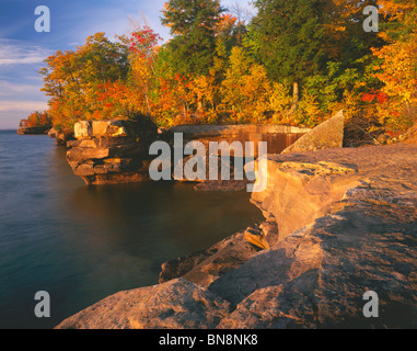 Grande Baia del parco statale, WI: Lago Superior e scogliere di arenaria di Big Bay Point nella luce del mattino Foto Stock