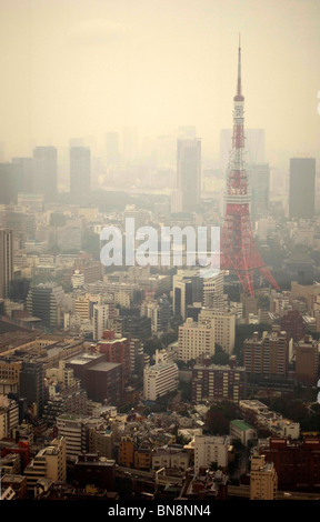 La Torre di Tokyo come si vede dalla vista della citta' di Tokyo in Roppongi Hills. Foto Stock