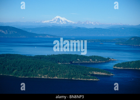 La Contea di San Juan, WA vista aerea del San Juan Islands con Mount Baker all'orizzonte Foto Stock