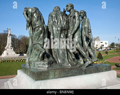 I Borghesi di Calais statua di Auguste Rodin situato al di fuori del Hotel de Ville, Calais, Francia Foto Stock